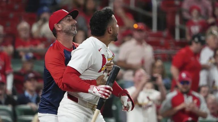 Jugador Willson Contreras lanza bate contra coach tras ser expulsado