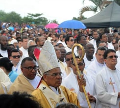 Durante esta jornada, parroquias realizan misas solemnes, procesiones y actos litúrgicos en los que el Santísimo Sacramento es llevado en custodia por las calles, como símbolo de la presencia viva de Cristo entre los creyentes.