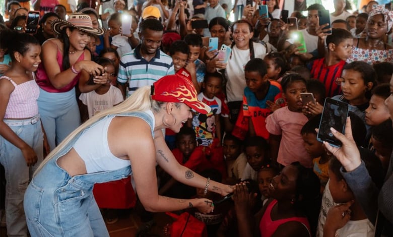 Karol G lleva regalos de navidad a niños de madres adolescentes en la costa colombiana