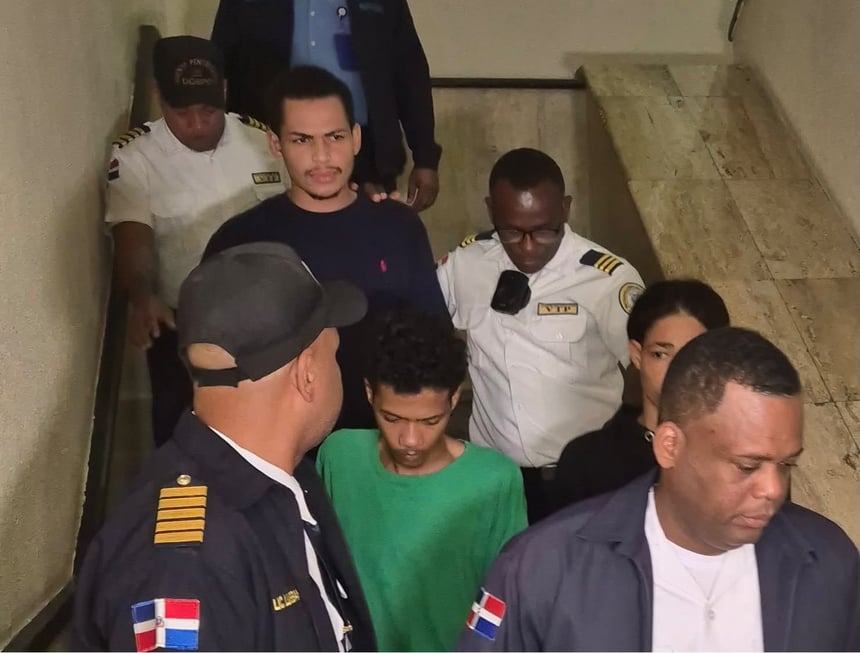 Según las informaciones del caso, Amancio Arias y De Jesús habrían intentado perpetrar el asalto, pero no lograron su objetivo. Durante el hecho, el segundo teniente Carlos Miguel Martínez Calderón, quien se desempeñaba como seguridad de la joyería, resultó herido de bala y permanece ingresado en un centro de salud.