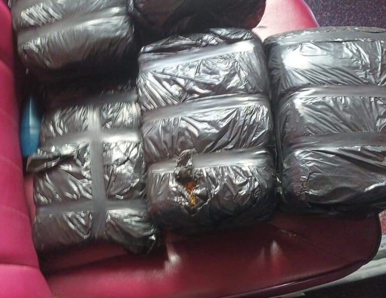 Dentro de un autobús del transporte público decomisan ocho pacas de presunta marihuana