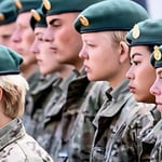 Hasta ahora, la participación femenina en las fuerzas armadas danesas era voluntaria. En 2024, las mujeres representaban aproximadamente el 24 % del total de reclutas.