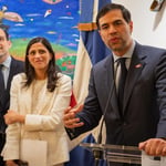Sus lienzos, auténticas explosiones de color, invitan a detenerse y descubrir la multitud de figuras y personajes que los habitan. Entre ellos, negros cimarrones que huyen de la esclavitud, vírgenes, madres con bebés en brazos e inmigrantes que se juegan la vida en pequeñas embarcaciones.