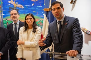 Sus lienzos, auténticas explosiones de color, invitan a detenerse y descubrir la multitud de figuras y personajes que los habitan. Entre ellos, negros cimarrones que huyen de la esclavitud, vírgenes, madres con bebés en brazos e inmigrantes que se juegan la vida en pequeñas embarcaciones.