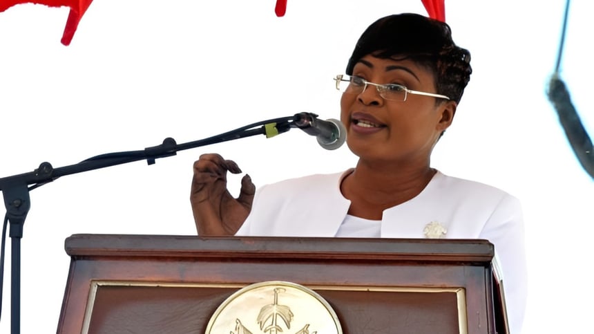 Por esa razón, fue trasladada a Santo Domingo para interrogatorios y posteriormente escoltada a la frontera para su entrega a las autoridades haitianas.