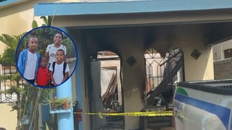 Vecinos intentaron auxiliar a la familia, pero el fuego se propagó con rapidez, consumiendo por completo la estructura.