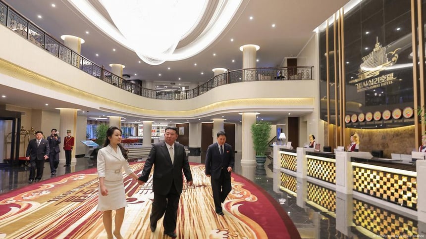 El líder norcoreano Kim Jong-un recorrió el sitio y cortó la cinta inaugural en una lujosa ceremonia este martes (26.06.2025), informó el jueves la agencia oficial de noticias Central de Corea.