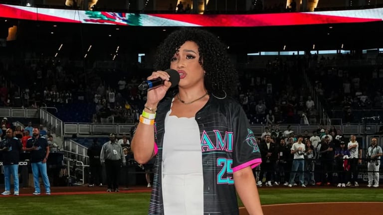 Chelsy Bautista entona el Himno Nacional dominicano en evento en Miami