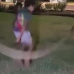 Lo que no queda claro es si el reptil estaba muerto antes de que los menores lo convirtieran en juguete.