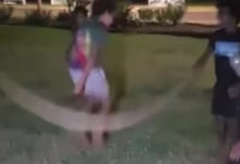 Lo que no queda claro es si el reptil estaba muerto antes de que los menores lo convirtieran en juguete.