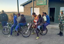 Ejército intercepta a 31 haitianos ilegales en carretera San Juan-Azua; detienen dominicano
