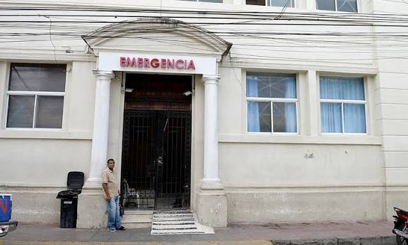 Sin embargo, la promesa no fue cumplida. "Al otro día nos encontramos que el director que ellos pusieron Enil Acosta Jiménez está al frente de la dirección", denunció la doctora. Ante esta situación, exigen que se elija a cualquiera de los médicos internos para asumir las riendas del hospital.