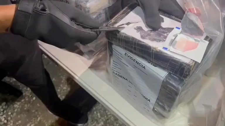 VIDEO: Arrestan cinco hombres e incautan 150 paquetes de cocaína en Azua