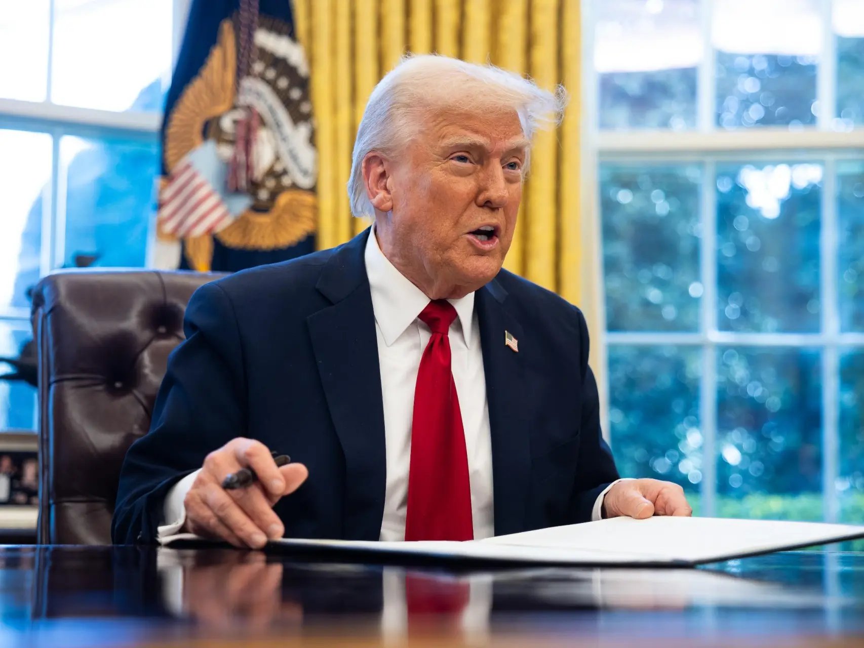 Durante el anuncio, Trump celebró la decisión con un mensaje dirigido a la comunidad italoamericana: “Día de Colón: ¡hemos vuelto, italianos!”.