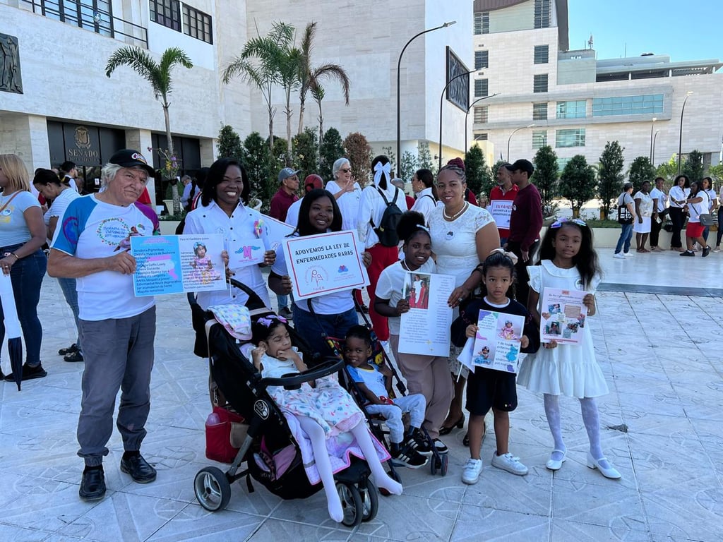 Asimismo, reconoce los desafíos únicos que enfrentan estas personas y sus familias y propone soluciones concretas para mejorar su bienestar y asegurar el ejercicio de sus derechos.