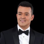 Alex Bueno está en intensivo, pero no intubado, aclara su equipo legal