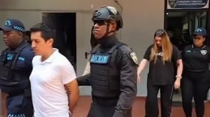 Según el expediente, mientras las víctimas permanecían inconscientes, los imputados habrían sustraído teléfonos celulares, computadoras, relojes, prendas, dinero en efectivo y tarjetas bancarias.