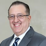 Magín J. Díaz, posee un profundo conocimiento en políticas públicas y su extensa trayectoria en el sector.