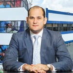 Ante las críticas relacionadas con la edad de los propietarios de algunas de las empresas, el funcionario afirmó que la legislación dominicana no establece una edad mínima para constituir una empresa ni para hacer negocios con el Estado.
