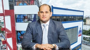 Ante las críticas relacionadas con la edad de los propietarios de algunas de las empresas, el funcionario afirmó que la legislación dominicana no establece una edad mínima para constituir una empresa ni para hacer negocios con el Estado.