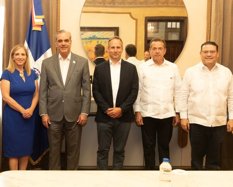 Presidente Abinader se reúne con representantes de Amazon