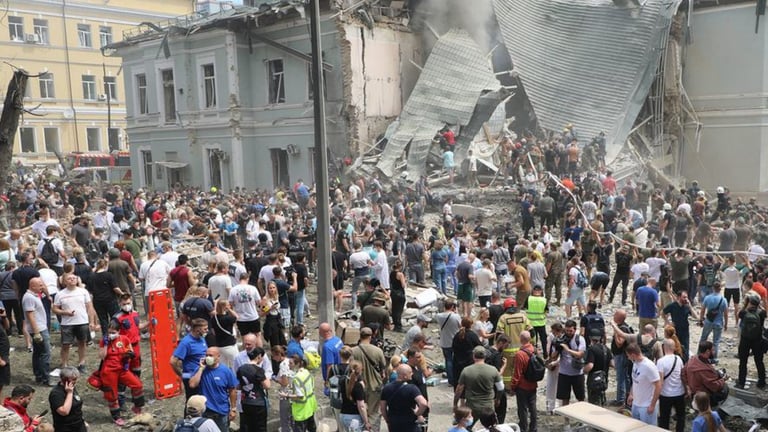 Ataque ruso en Kiev deja muertos y heridos, incluidos niños