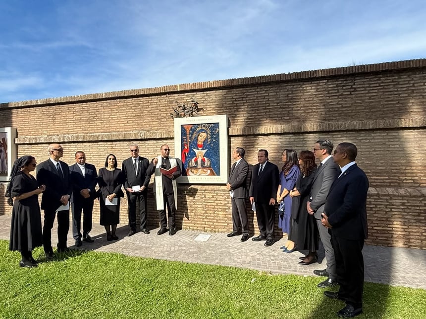 El gobernante elevó plegarias por las familias dominicanas, tanto por quienes residen en el país como por aquellos que se encuentran en el extranjero. “Te pido por cada una de las personas y cada una de las familias representadas aquí”, manifestó.