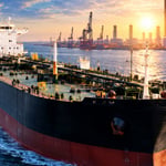 Los persistentes ataques ucranianos de los últimos meses contra refinerías rusas afectaron a la producción de gasolina y diésel y provocaron un déficit de combustible en Rusia, expresado en un aumento de los precios de estos productos y largas colas en las gasolineras.