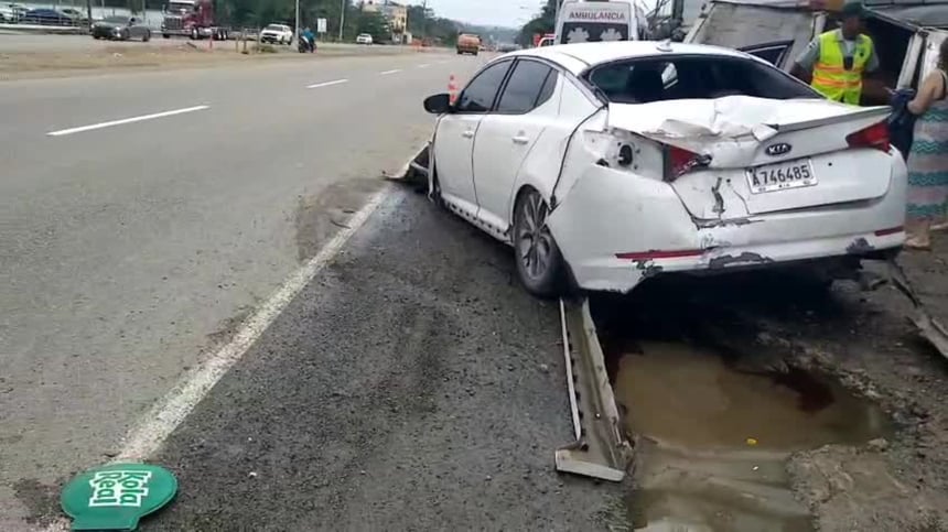 Vehículo impacta contra negocio tras perder el control en La Vega