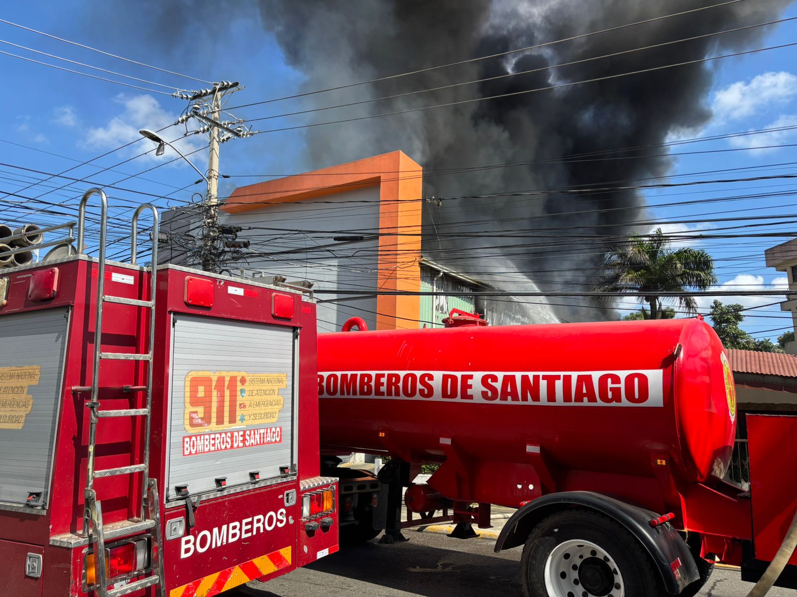 Se mantienen en labores para evitar la propagación del fuego y garantizar la seguridad en la zona.