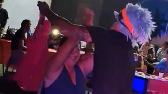 La grabación muestra como un hombre se acerca con un cuchillo hacia el escenario para impedir que el payaso siga bailando.