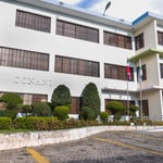 Allí, la tumbaron al suelo, y acto seguido con una sabana y el cordón de un pantalón, le fue arrebatado su último aliento de vida.
