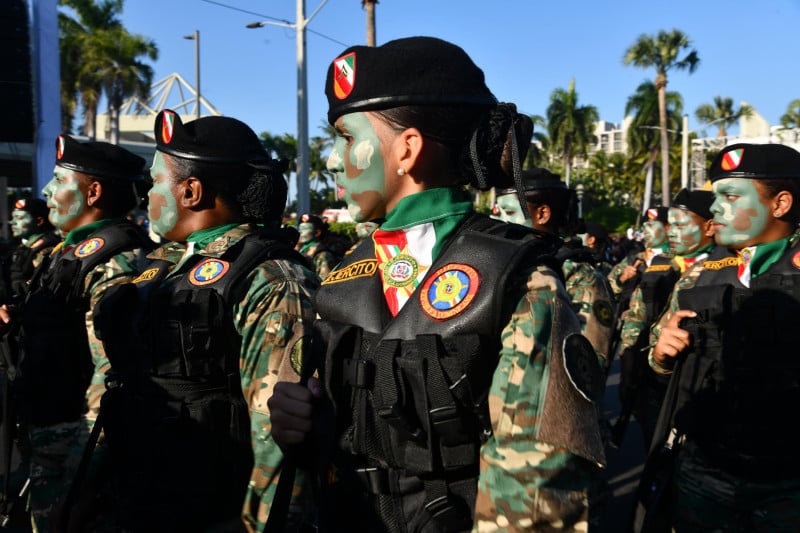 ¡Disciplina y liderazgo! Rol de la mujer brilla en desfile Militar y ...