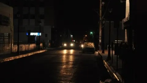 Reportan cacerolazos por largas tandas de apagones