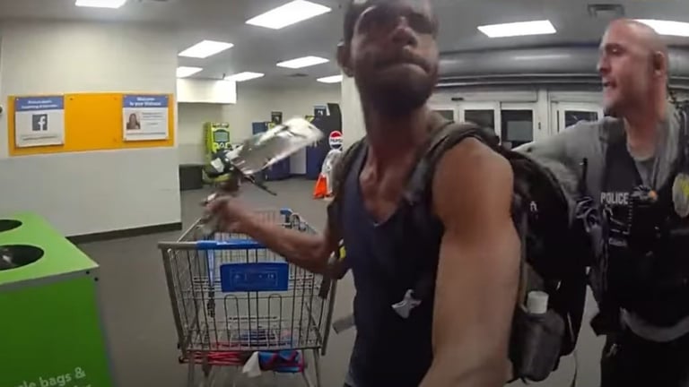 Hombre con machete hiere a un agente y causa pánico en supermercado