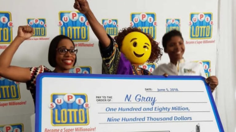 Mujer gana US$180 millones y reclama premio con máscara para ocultarse de su familia