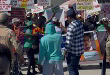 Los manifestantes demandaron que las autoridades competentes esclarezcan las circunstancias en las que ocurrió la tragedia y que se establezcan responsabilidades.