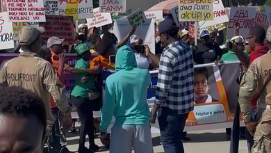 Los manifestantes demandaron que las autoridades competentes esclarezcan las circunstancias en las que ocurrió la tragedia y que se establezcan responsabilidades.
