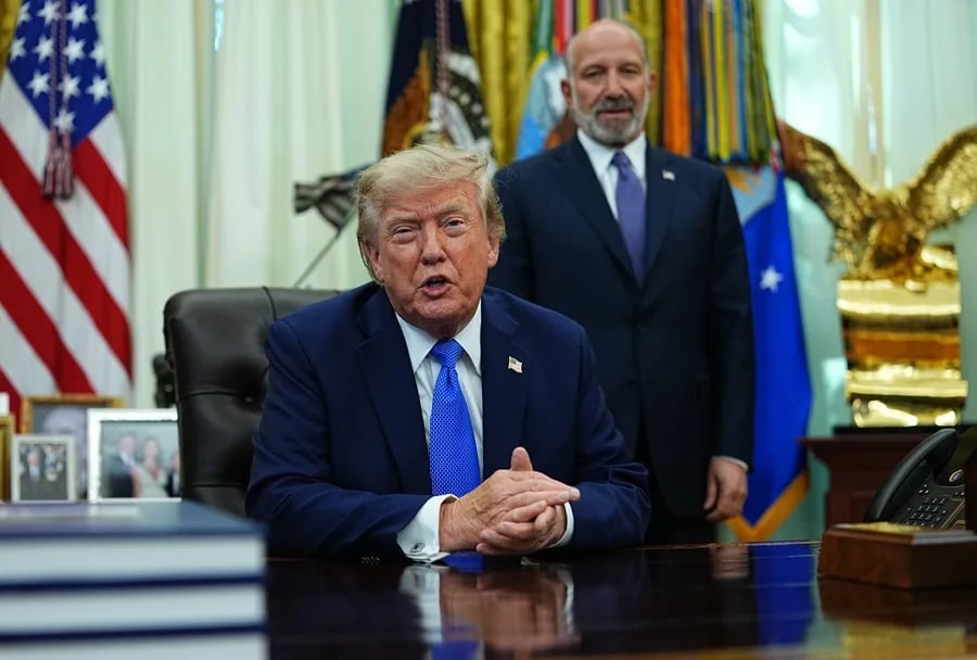 El presidente de EE. UU., Donald J. Trump, interviene durante la firma de órdenes ejecutivas relativas a los chips de silicio y a la ciudadanía por derecho de nacimiento en el Despacho Oval de la Casa Blanca en Washington D. C., EE. UU., el 6 de agosto de 2026. 