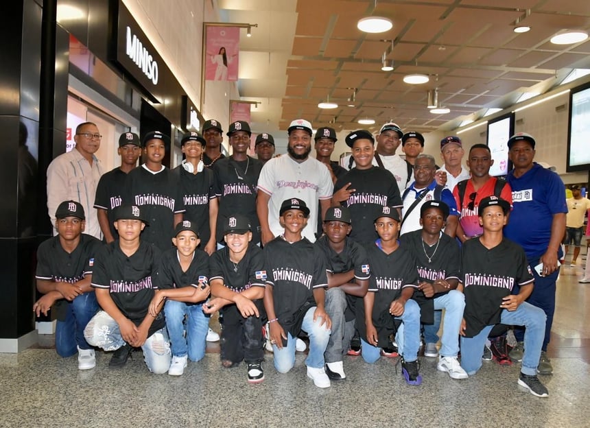 Al frente del conjunto está el destacado exjugador de Grandes Ligas Ánderson Hernández, quien asume el liderazgo tras conquistar con éxito la Serie del Caribe Kids, consolidándose como referente en la formación de nuevas generaciones de peloteros dominicanos.