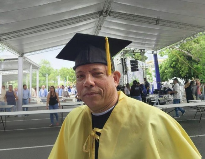 Ambiorix Rosario García se gradúa en Medicina tras 30 años en la UASD