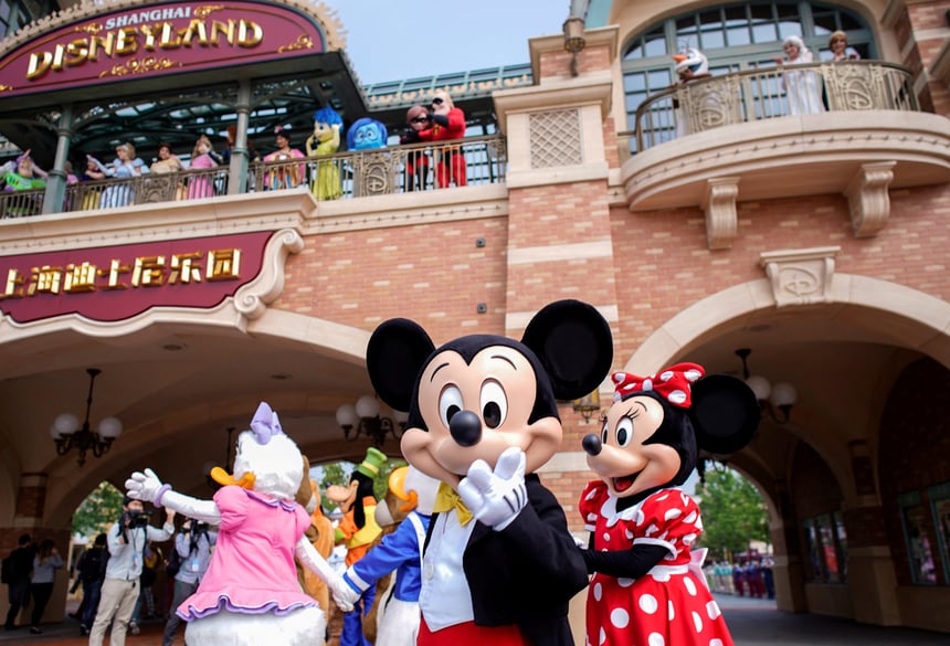 La narrativa del lugar estará ambientada en el universo ficticio de Pirates of the Caribbean, e incluirá personajes creados para complementar la experiencia del visitante, según explicó Disney Parks Blog.