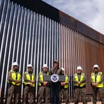 En su visita al área, Noem supervisó los trabajos y defendió la medida, señalando que responde a las políticas migratorias definidas por la actual administración.