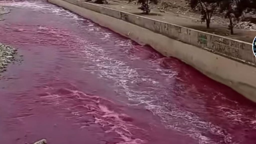 VIDEO: Un río se tiñe de rojo en Perú y no se sabe por qué