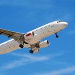 El avión logró aterrizar sin mayores complicaciones, y no se reportaron heridos entre los pasajeros o la tripulación.
