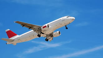 El avión logró aterrizar sin mayores complicaciones, y no se reportaron heridos entre los pasajeros o la tripulación.