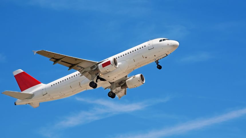 El avión logró aterrizar sin mayores complicaciones, y no se reportaron heridos entre los pasajeros o la tripulación.