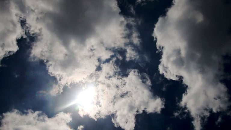 Cielo soleado en horas matutinas y aguaceros locales en la tarde