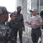 Adicionalmente, equipos mixtos de la Policía y las Fuerzas Armadas supervisan los estacionamientos, áreas de acceso y puntos de transporte público.