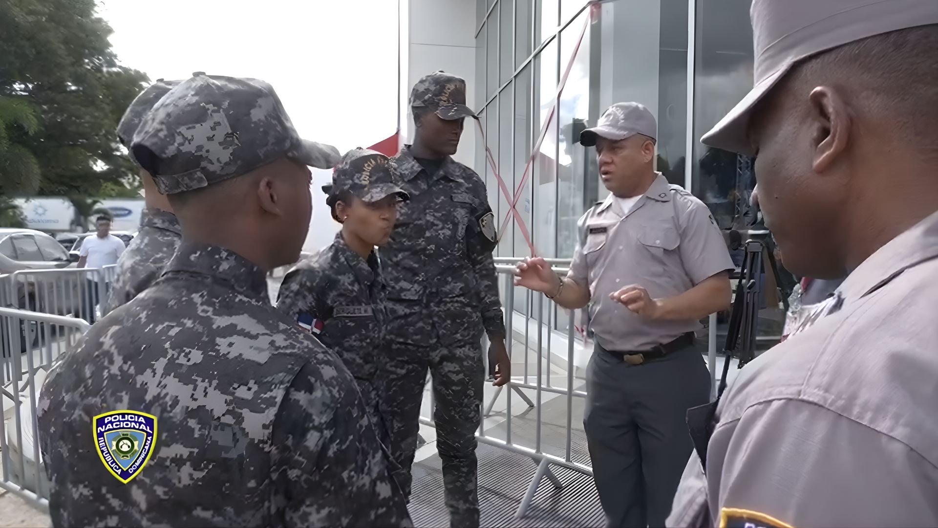 Adicionalmente, equipos mixtos de la Policía y las Fuerzas Armadas supervisan los estacionamientos, áreas de acceso y puntos de transporte público.